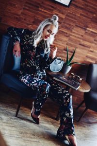 koszula-w-kwiaty-spodnie-w-kwiaty-orsay-sesja-restauracja-otwarta