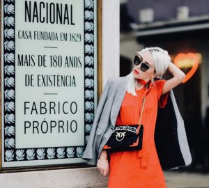 czerwona-sukienka-stylizacja-jak-nosić-do-czego-nosić