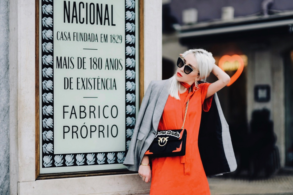 czerwona-sukienka-stylizacja-jak-nosić-do-czego-nosić