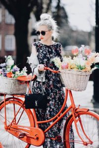 co-na-ramiona-do-sukienki-jeansowa-kurtka-katana-do-sukienk-jak-nosić-stylizacje-stylizacja