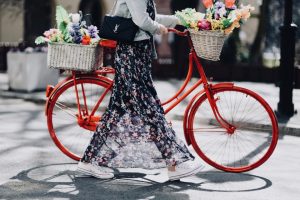 jakie-buty-do-długiej-sukienki-płaskie-buty-do-sukienki-jakie-pasują-stylizacja