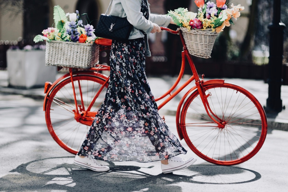 jakie-buty-do-długiej-sukienki-płaskie-buty-do-sukienki-jakie-pasują-stylizacja