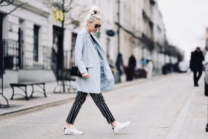 spodnie-w-paski-spodnie-z-wysokim-stanem-jak-nosić-do-czego-nosić-stylizacje-stylizacja