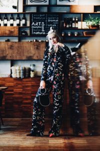 piżamowy-komplet-jak-nosić-na-co-dzień-stylizacja