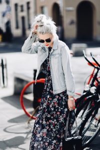 sukienka-w-kwiaty-długa-sukienka-jak-nosić-do-czego-nosić-stylizacja-stylizacje