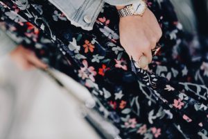 kwiecista-sukienka-na-wiosnę-stylizacja