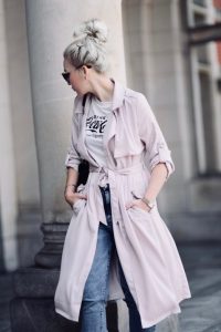 różowy-płaszcz-trencz-w-pastelowym-kolorze-do-czego-pasuje-jak-nosić-na-co-dzień-stylizacja