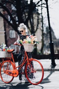 co-na-ramiona-do-sukienki-jeansowa-kurtka-katana-do-sukienk-jak-nosić-stylizacje-stylizacja