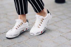 sportowe-buty-do-eleganckich-spodni-stylizacja