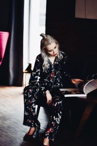 jakie-buty-do-kwiecistych-spodni-stylizacja-jakie-buty-wybrać