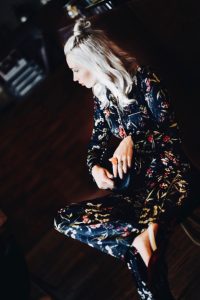 piżamowy-komplet-jak-nosić-na-co-dzień-stylizacja