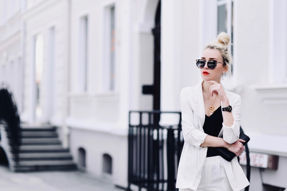 biały-komplet-na-lato-biały-garnitur-stylizacja-jak-nosić