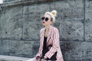 celine-naszyjnik-alphabet-necklace-różowa-marynarka-w-paski-eleganckie-białe-spodnie-stylizacja