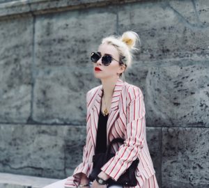 celine-naszyjnik-alphabet-necklace-różowa-marynarka-w-paski-eleganckie-białe-spodnie-stylizacja