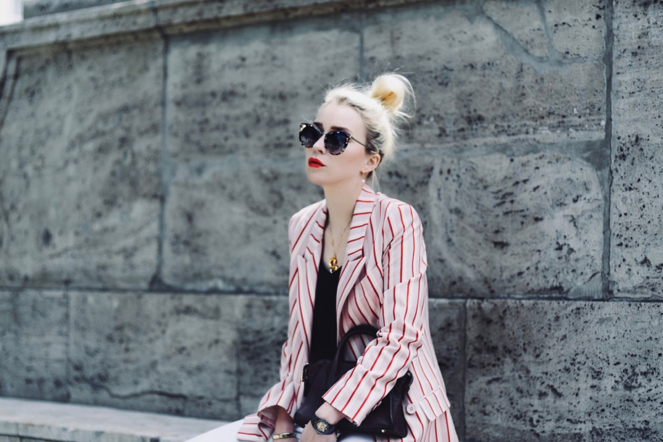 celine-naszyjnik-alphabet-necklace-różowa-marynarka-w-paski-eleganckie-białe-spodnie-stylizacja