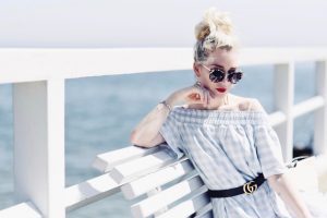 sukienka-bez-ramion-pasek-gucci-stylizacja-molo-orłowo-sesja-blogerka-modowa