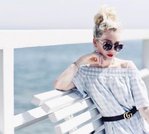 sukienka-bez-ramion-pasek-gucci-stylizacja-molo-orłowo-sesja-blogerka-modowa