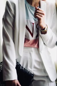 biała-marynarka-białe-spodnie-w-kant-do-czego-nosić-do-czego-ubierać-jak-nosić-stylizacja