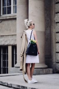 biała-sukienka-do-czego-nosić-do-czego-pasuje-jakie-buty-stylizacja