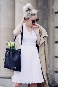 biała-sukienka-do-trencza-co-narzucić-na-białą-sukienkę-kwiaty-w-torebce-sesja-zdjęciowa-z-kwiatami-stylizacja