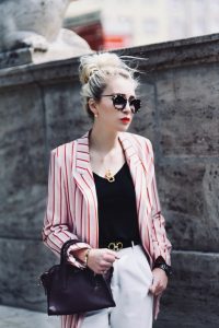 marynarka-w-paski-w-prążki-reserved-białe-spodnie-stylizacja-blog-o-modzie