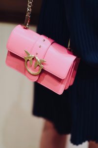 jaka-torebka-do-granatowej-sukienki-stylizacja