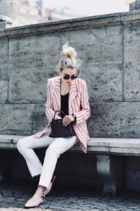 marynarka-w-paski-w-prążki-reserved-białe-spodnie-stylizacja-blog-o-modzie