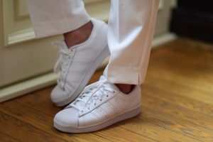 białe-superstary-adidas-originals-superstar-w-kolorze-białym-stylizacja-do-czego-nosić