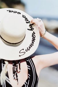 kapelusz-z-napisem-zdjęcia-na-plaży-stylizacja-blog-o-modzie-gdańsk