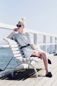 klapki-do-sukienki-czy-do-sukienki-można-nosić-klapki-stylizacja