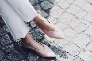 białe-spodnie-w-kant-do-czego-nosić-do-jakich-butów-ubierać-do-czego-pasują-stylizacja