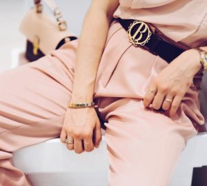 stylizacja-w-kolorze-różowym-pastele-jakie-dodatki-wybrać-stylizacja