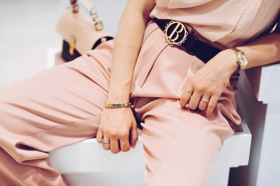 stylizacja-w-kolorze-różowym-pastele-jakie-dodatki-wybrać-stylizacja