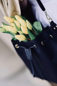 kwiaty-w-torebce-sesja-zdjęciowa-gdańsk-biała-sukienka-granatowa-torebka-beżowy-trencz-stylizacja