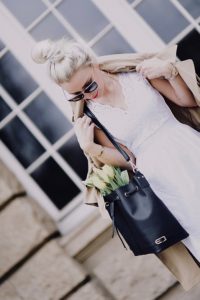 biała-sukienka-do-trencza-co-narzucić-na-białą-sukienkę-kwiaty-w-torebce-sesja-zdjęciowa-z-kwiatami-stylizacja