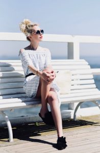 klapki-do-sukienki-czy-do-sukienki-można-nosić-klapki-stylizacja