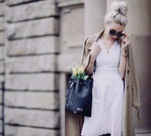 granatowa-torebka-do-czego-nosić-do-czego-pasuje-do-jakich-butów-stylizacja hit instagrama