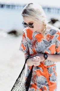 pomarańczowa-sukienka-do-czego-pasuje-jakie-dodatki-wybrać-stylizacja