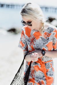 pomarańczowa-sukienka-do-czego-pasuje-jakie-dodatki-wybrać-stylizacja