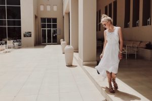 biała-sukienka-długa-sukienka-maxi-jak-nosić-do-czego-nosić-stylizacje