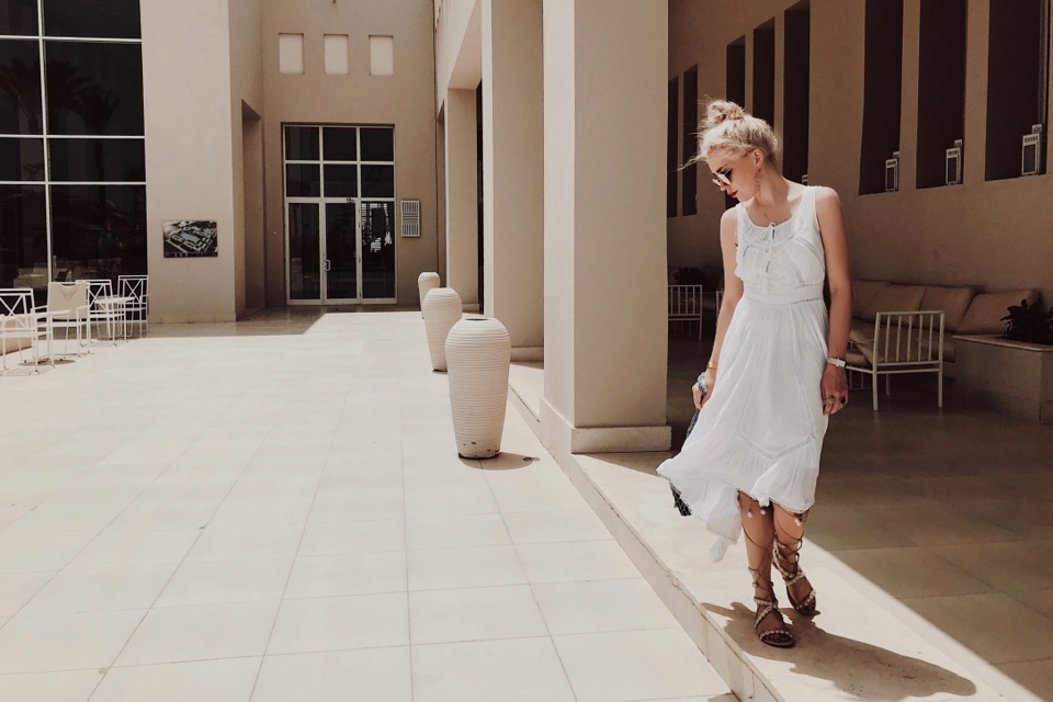 biała-sukienka-długa-sukienka-maxi-jak-nosić-do-czego-nosić-stylizacje