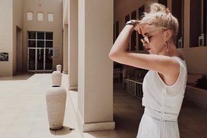 biała-sukienka-długa-sukienka-maxi-jak-nosić-do-czego-nosić-stylizacje