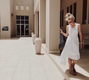 biała-sukienka-długa-sukienka-maxi-jak-nosić-do-czego-nosić-stylizacje