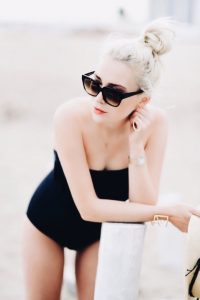 strój-kąpielowy-z-ekologicznego-materiału-sesja-na-plaży-w-sopocie