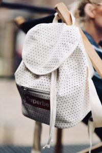 plecak-jak-nosić-na-co-dzień-stylizacje