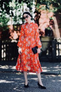 jaka-kolor-sukienki-na-wesele-zamiast-pasteli-stylizacja