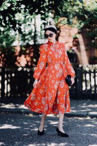 jaka-kolor-sukienki-na-wesele-zamiast-pasteli-stylizacja