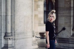 blond-włosy-z-ciemniejszym-odrostem-grzywka-na-boki-pomysł-na-fryzurę