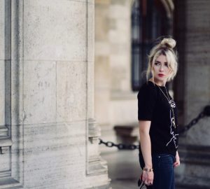 blond-włosy-z-ciemniejszym-odrostem-grzywka-na-boki-pomysł-na-fryzurę