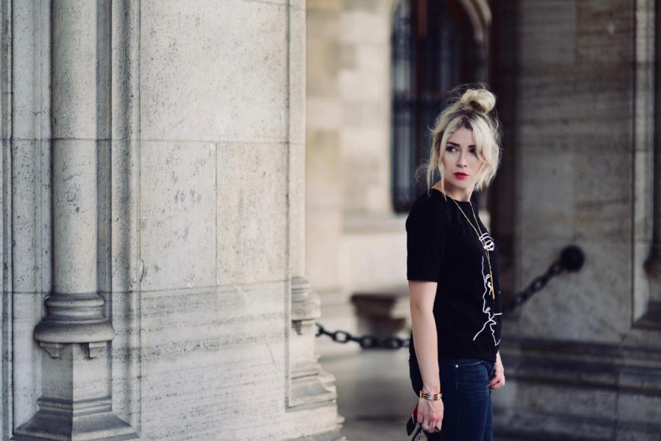 blond-włosy-z-ciemniejszym-odrostem-grzywka-na-boki-pomysł-na-fryzurę